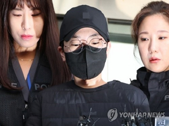 사기 혐의 등으로 검찰 송치된 전청조 씨가 지난해 11월 10일 서울 송파경찰서에 나와 동부지검으로 압송되는 모습.   [연합뉴스]